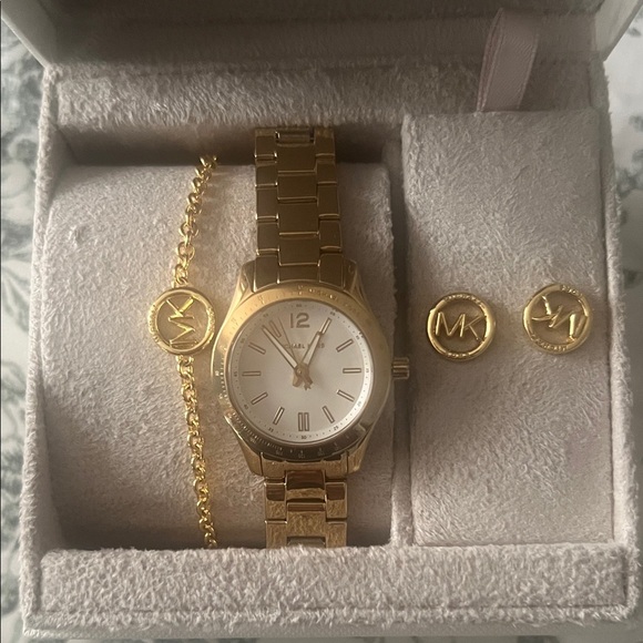 Michael Kors Gold Watch and Jewelry Set - Picture 4 of 4